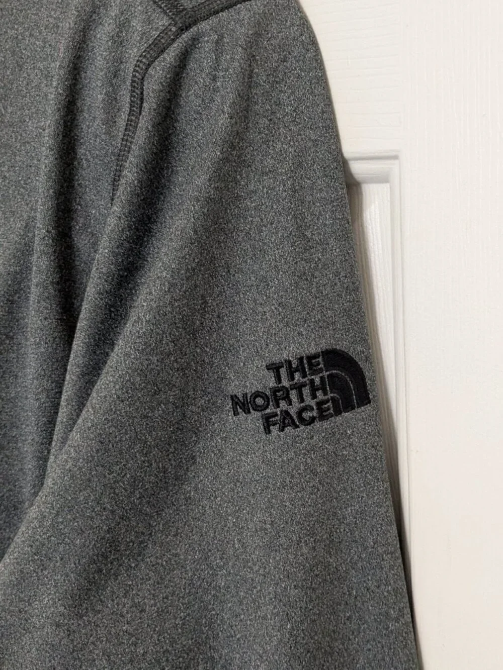 The North Face Long Sleeve 1/4 Zip Pullover Gray Men's Size  Large .